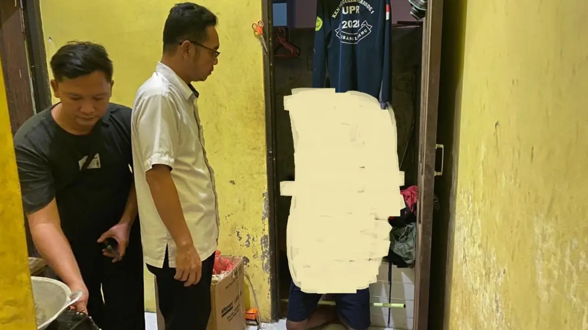 Jenazah seorang mahasiswa dalam keadaan leher tergantung di tali, menjelang dievakuasi petugas pada sebuah kamar kos di Jalan G. Obos 8, Kelurahan Menteng, Palangka Raya, Rabu (24/6).(istimewa/Polresta)