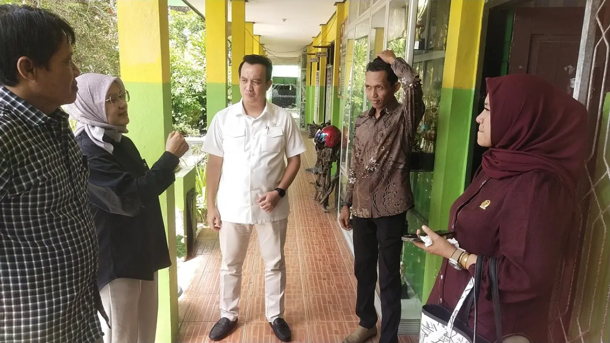 Ketua Komisi A DPRD Kotawaringin Barat, Muhammad Isro Wahyudin bersama anggota Yayang Desyareni saat meninjau SPMB ke SDN 1 Sidorejo. (SYAMSUDIN/RADAR SAMPIT)&nbsp;