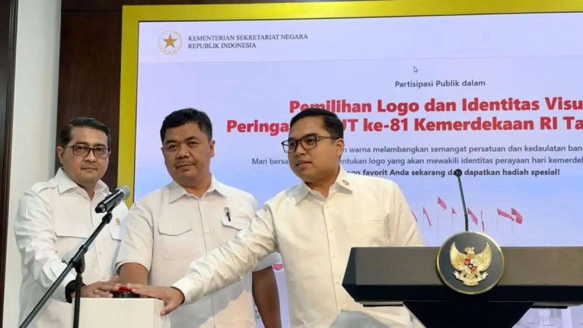 Menteri Ekonomi Kreatif Teuku Riefky Harsya (kiri), Wakil Menteri Sekretaris Negara Juri Ardiantoro (tengah), dan Plt. Deputi Bidang Strategi dan Sistem Komunikasi Bakom RI Fahd Pahdepie (kanan) di Kantor Presiden, Istana Kepresidenan RI, Jakarta, Rabu (24/6/2026), menekan tombol sebagai simbol peluncuran laman resmi logo HUT Ke-81 RI yang dibuka untuk publik. (ANTARA)