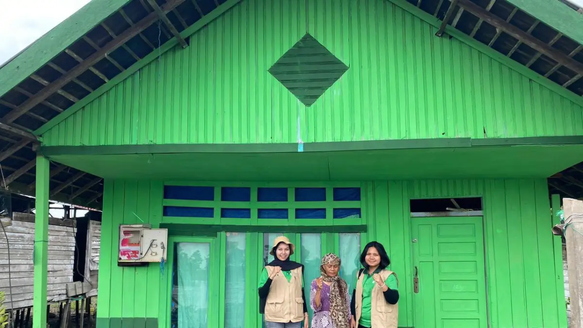Perbaikan rumah warga di Desa Jahitan, Kecamatan Seruyan Hilir, Kabupaten Seruyan, Kalimantan Tengah, melalui Program Renovasi dan Sanitasi (PONDASI) yang diinisiasi PT Triputra Agro Persada Tbk (TAPG).   