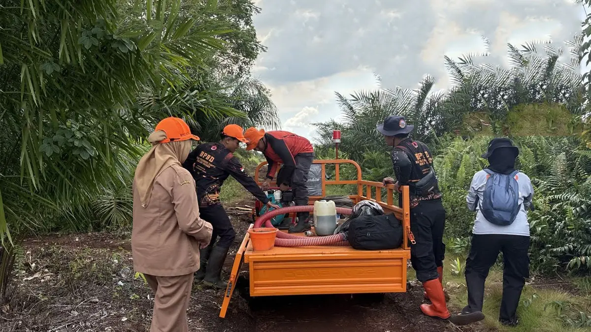 Petugas BPBD Kotim saat tiba di lokasi kebakaran lahan di Jalan Amin Klaru, Kawasan Lingkar Kota Selatan, Selasa (23/6/2026). (BPBD Kotim)