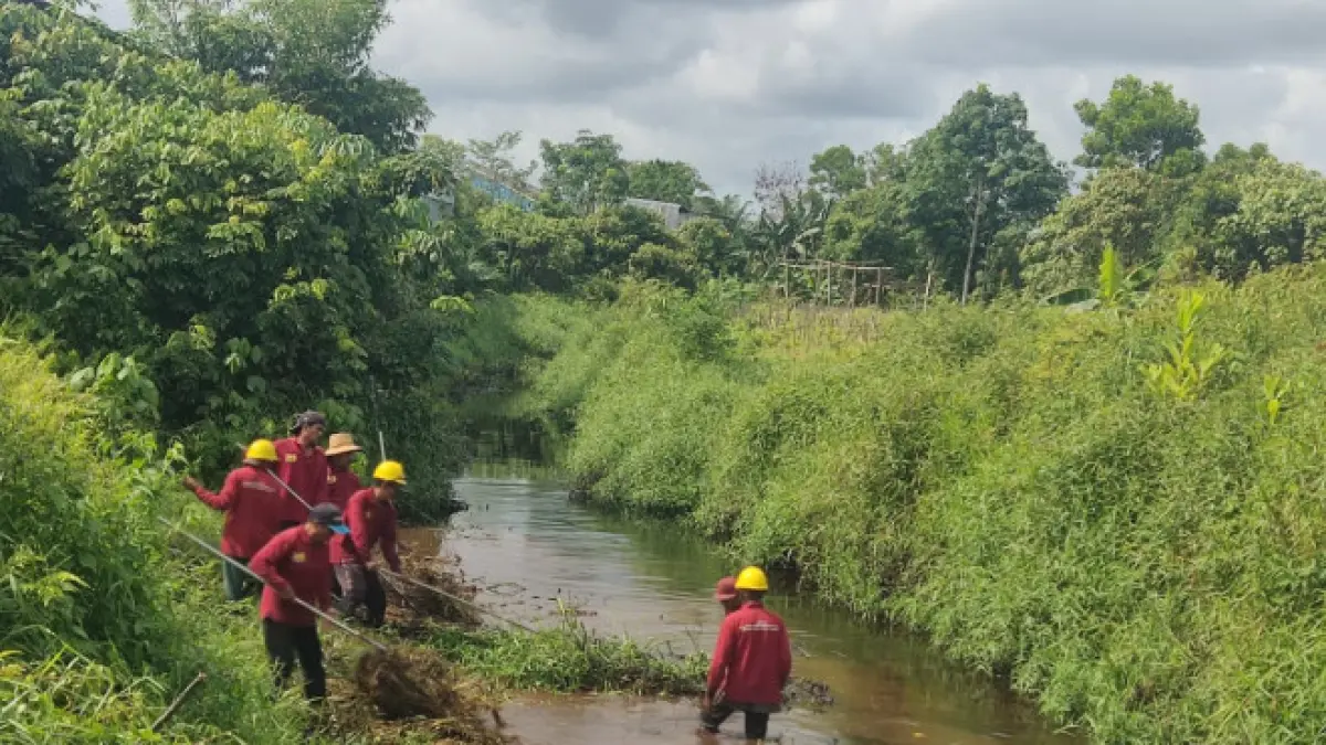Petugas saat membersihkan saluran Sungai Buun. (SYAMSUDIN/RADAR SAMPIT)
