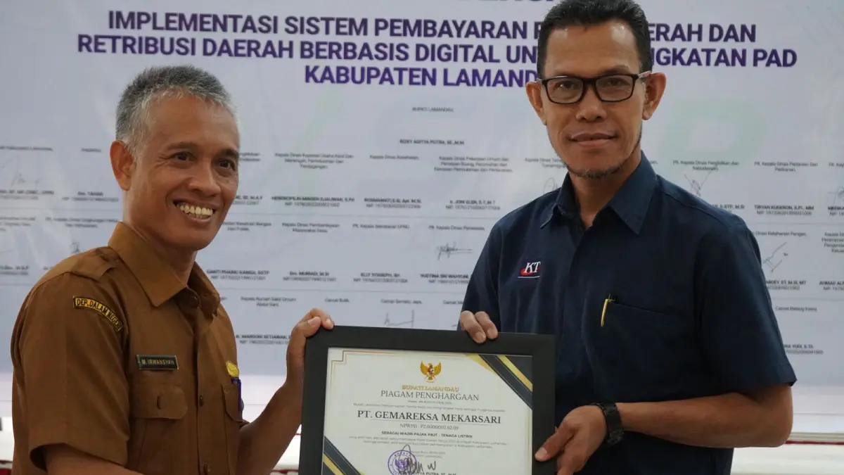 Sekretaris Daerah Lamandau menyerahkan penghargaan kepada PT Gemareksa Mekarsari sebagai perusahaan taat pajak. (RIA/RADAR SAMPIT)&nbsp;