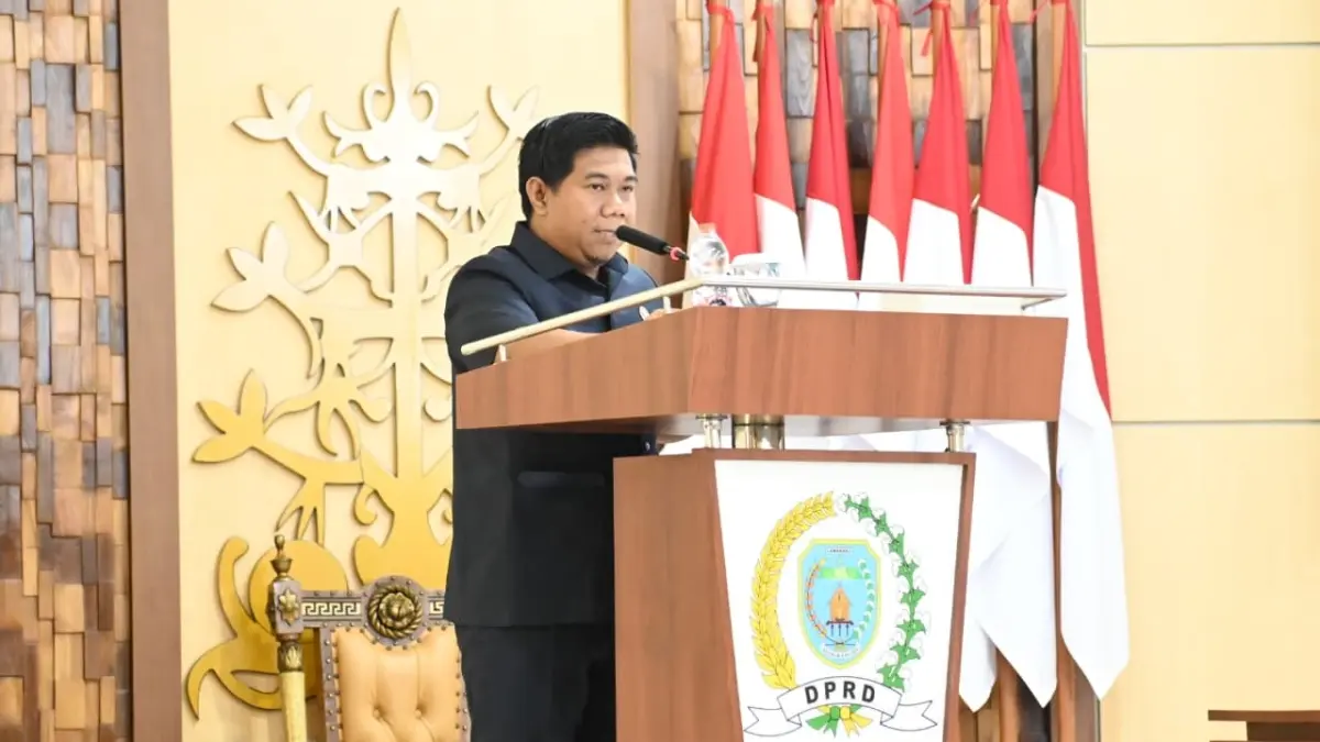 Sekretaris Fraksi Partai NasDem M. Hary Adhyatmo menyampaikan pemandangan umum fraksi terkait pertanggungjawaban pelaksanaan APBD Tahun Anggaran 2025.&nbsp; (RIA/RADAR SAMPIT)&nbsp;