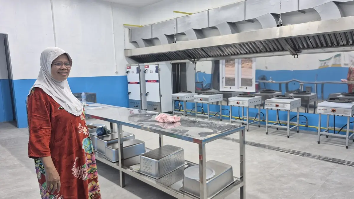 Sri barokah tunjukkan fasilitas modern dapur MBG di Desa Sumber Mulya yang siap operasional. (RIA/RADAR SAMPIT)&nbsp;