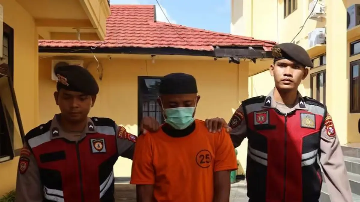 TERSANGKA: SR pelaku pembakar SJ saat keluar dari tahanan Mapolres Kobar untuk press rilis, Rabu (24/6/2026) (tyo/radar sampit)