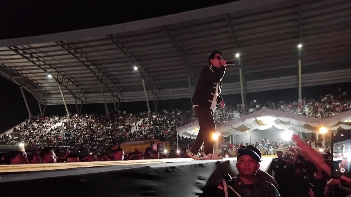 Vokalis Band Hijau Daun menyanyikan lagu untuk menghibur ribuan masyarakat yang memadati Stadion Mini Kuala Kurun, Senin (22/6) malam. (ARHAM SAID/RADAR SAMPIT)&nbsp;
