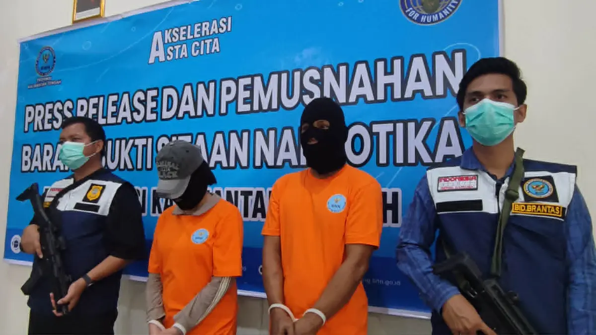 DITANGKAP: Petugas Badan Narkotika Nasional Provinsi (BNNP) Kalimantan Tengah menunjukkan barang bukti sabu serta mengawal ketat dua kurir narkotika kelas kakap jaringan lintas provinsi. Kedua pelaku diringkus di dua lokasi berbeda dengan modus operandi ekstrem, mulai dari menyembunyikan paket sabu di dalam lubang anus hingga menyamarkannya di keranjang sampah. (DODI/RADAR SAMPIT)