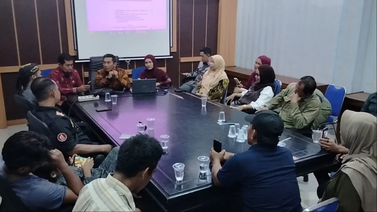 Belasan orangtua di Kabupaten Kotawaringin Barat (Kobar) mendatangi Kantor Dinas Pendidikan dan Kebudayaan (Disdikbud) Kobar, Kamis (25/6/2026), untuk menyampaikan keluhan terkait Sistem Penerimaan Murid Baru (SPMB).