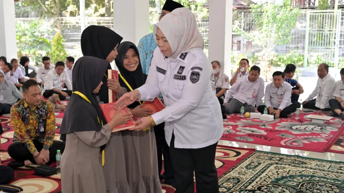 Bupati Kotawaringin Barat Hj Nurhidayah saat memberikan santunan kepada anak yatim. (Prokom Kobar)&nbsp;