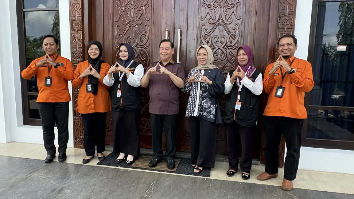 Bupati Kotim Halikinnor didampingi istri usai pendataan Sensus Ekonomi 2026 yang dilakukan oleh petugas BPS Kotim, Selasa (23/6). (YUNI/RADAR SAMPIT)&nbsp;