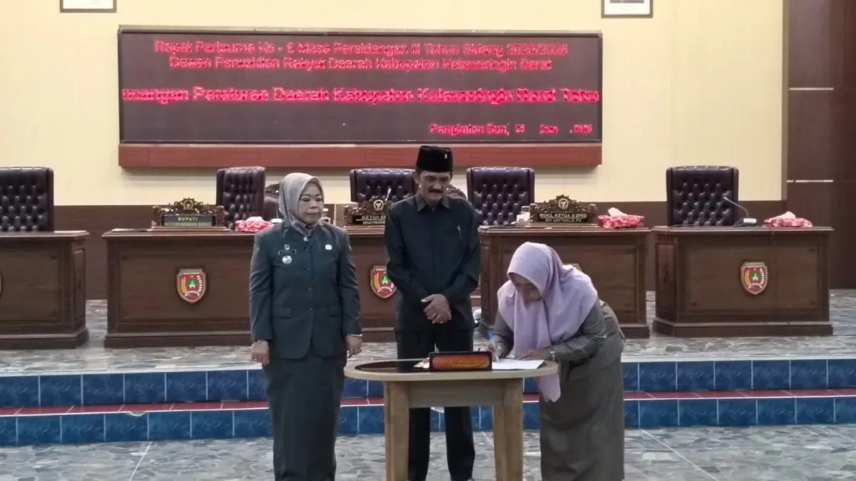 DPRD Kabupaten Kotawaringin Barat menetapkan dua Rancangan Peraturan Daerah (Raperda) menjadi Peraturan Daerah (Perda) dalam rapat paripurna yang digelar pada Kamis (25/6/2026).  