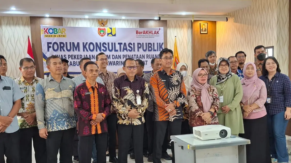 Foto bersama Forum Konsultasi Publik (FKP) yang dilaksanakan Dinas &nbsp;Pekerjaan Umum dan Penataan Ruang Kobar. (SYAMSUDIN/RADAR SAMPIT)&nbsp;