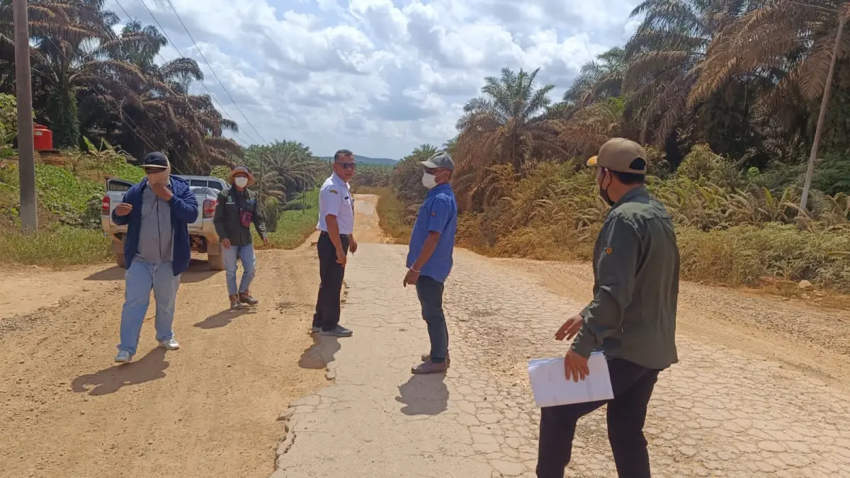 Kepala Dinas PUPR-Perkimtan Lamandau mengecek persiapan pekerjaan di jalan Simpang Sepaku - Perigi kemarin (24/6). (RIA/RADAR SAMPIT)