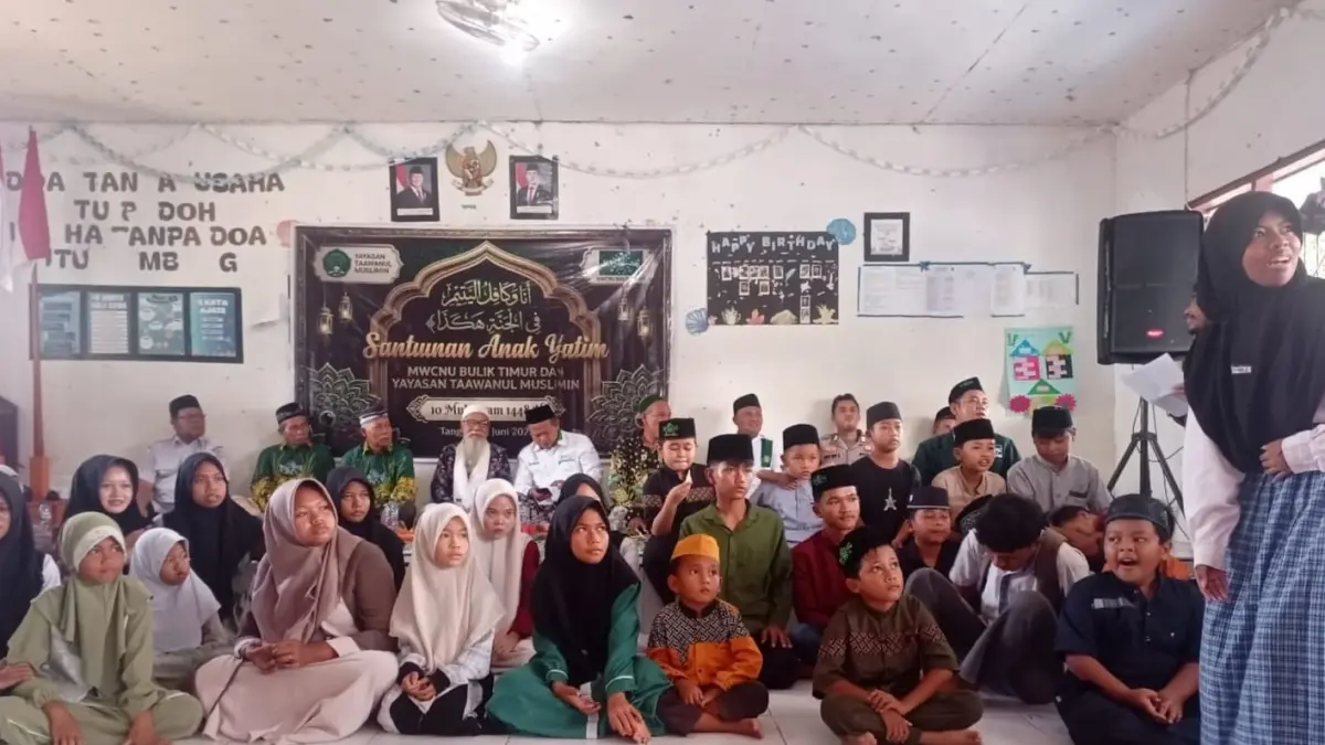 Majelis Wakil Cabang Nahdlatul Ulama (MWCNU) Kecamatan Bulik Timur menyalurkan santunan kepada 79 anak yatim di Desa Bukit Jaya, Kabupaten Lamandau. (ria/radar sampit) 