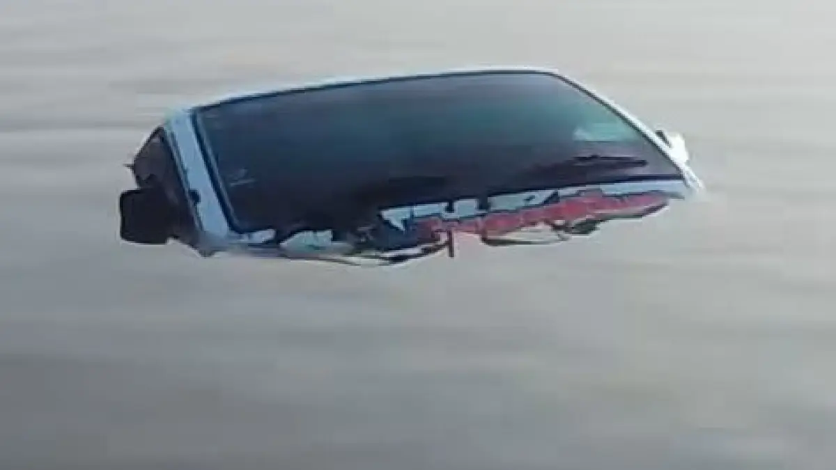 Mobil pick up bermuatan ulin tercebur ke Sungai Arut di Pelabuhan Batu, Kelurahan Baru, Kecamatan Arut Selatan, Kabupaten Kotawaringin Barat, Rabu 24 Juni 2026. (ist) 