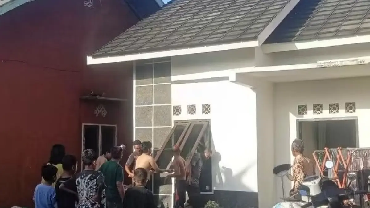 PADAMKAN API: Rumah milik Khairiyani di Gang Nila I, RT 14/RW 04, Jalan Ahmad Yani, Kelurahan Baru, Kecamatan Arut Selatan, Kabupaten Kotawaringin Barat, nyaris terbakar akibat korsleting listrik pada Rabu (24/6) sekitar pukul 06.50 WIB.

&nbsp;