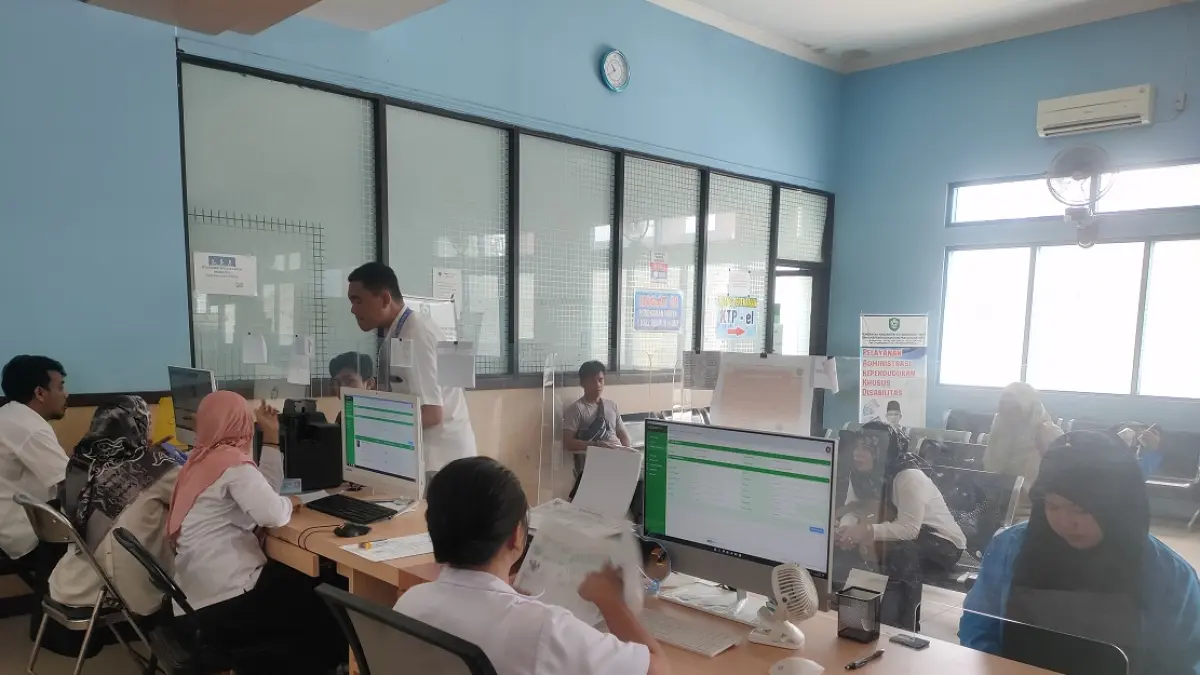 Pelayanan adminduk di Kantor Disdukcapil Kotawaringin Timur. &nbsp;(Dok. YUNI/RADAR SAMPIT)

&nbsp;