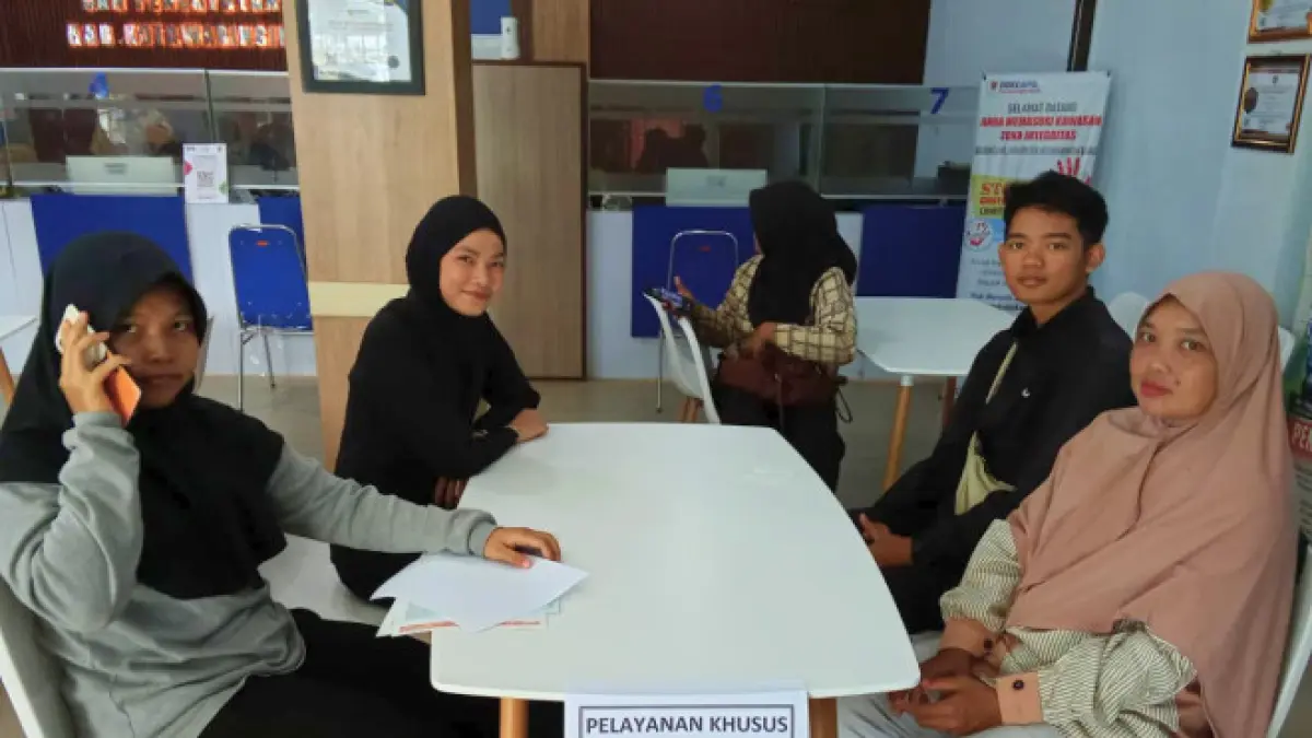 Pemberian layanan khusus di Disdukcapil Kobar untuk memperlancar SPMB. (syamsudin/radar sampit)