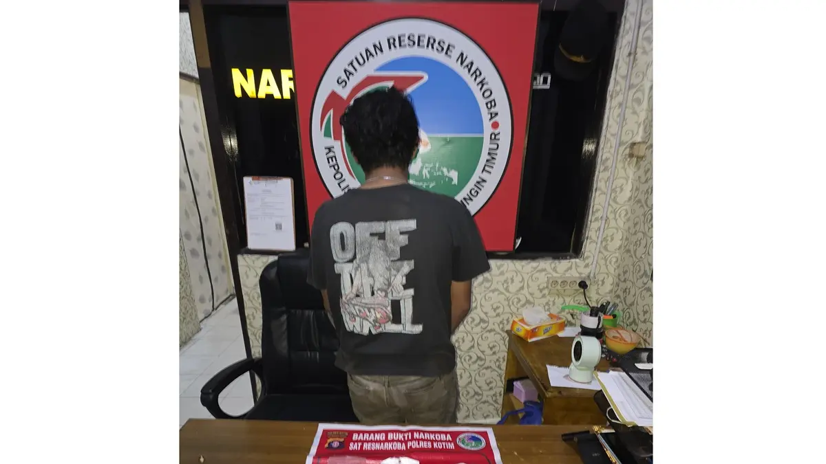 PENGEDAR: AW, pemuda 22 tahun ini saat menjalani pemeriksaan di Kantor Polisi usai terlibat mengedarkan narkoba, Sabtu (20/6) lalu. (HUMAS/RADAR SAMPIT)