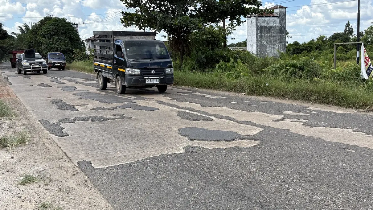Salah satu titik jalan rusak arah Sampit-Samuda. (YUNI/RADAR SAMPIT)&nbsp;