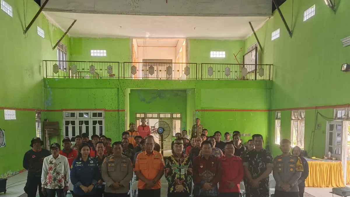 Sebanyak 60 relawan saat mengikuti Pelatihan dan Mitigasi Bencana Karhutla Tahun 2026 yang digelar di Aula Kantor Kecamatan Mentaya Hilir Utara, Kamis (25/6).   (Akbar/Radar Sampit)