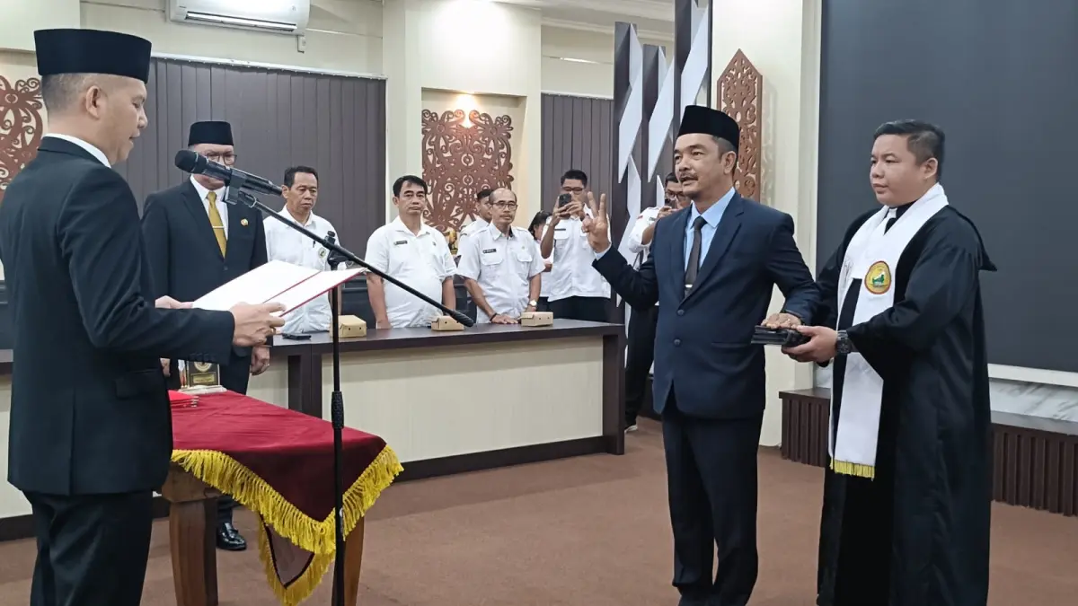 Suasana pelantikan dan pengambilan sumpah janji Direktur Perumdam Maruang Duhung, di ruang rapat lantai 1 kantor bupati setempat, Rabu (24/6).&nbsp; (ARHAM SAID/RADAR SAMPIT)&nbsp;
