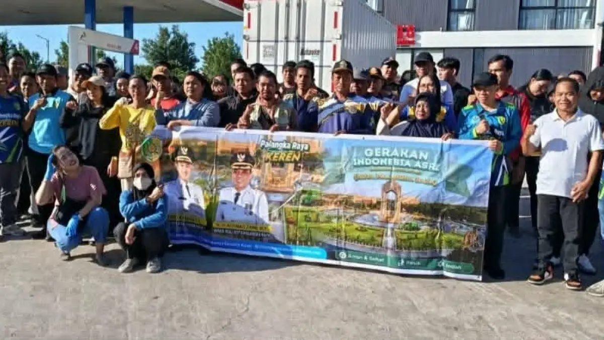 Peserta gotong royong dari kalangan ASN. Dalam kegiatan iniDinas Pendidikan Kota Palangka Raya mendukung Gerakan Jumat Asri yang digelar Pemkot Palangka Raya, sebagai wujud menjaga kebersihan, keindahan, dan kelestarian lingkungan. (istimewa/Disdik Kota)