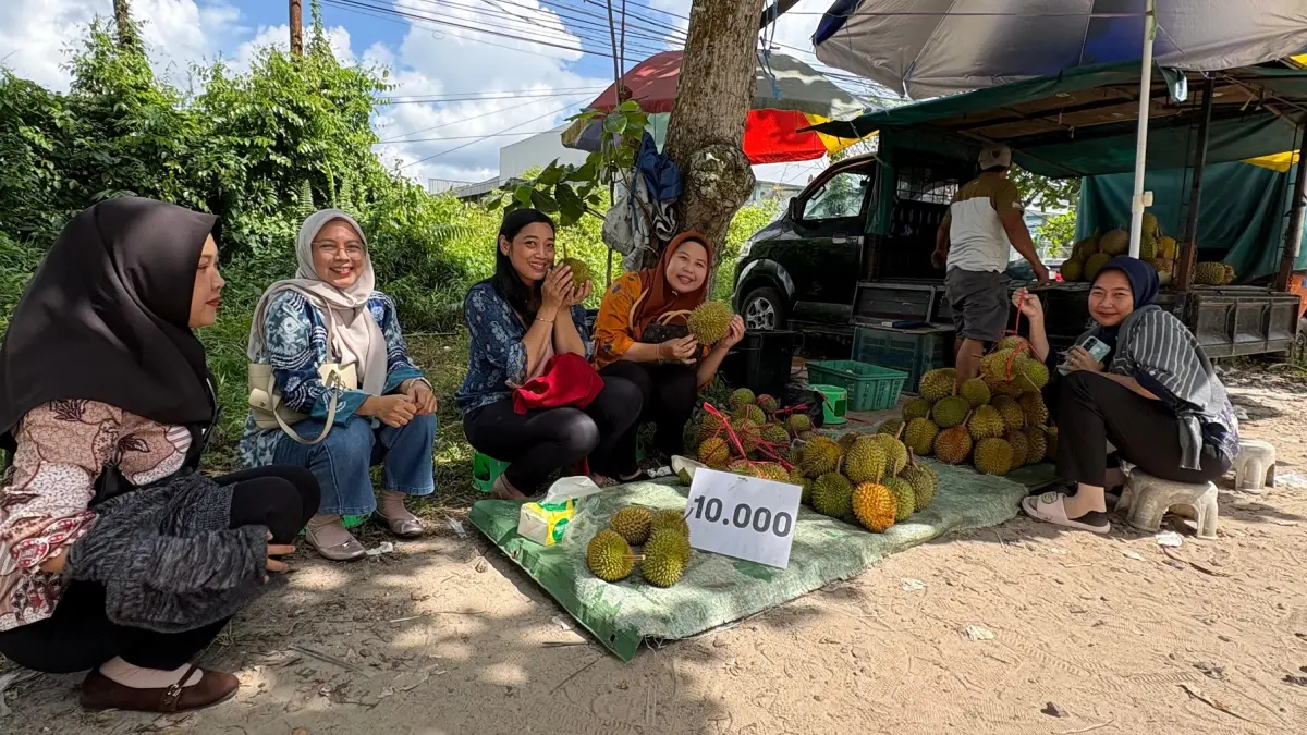 Beberapa warga kalangan wanita karir ketika turut berburu buah durian di dalam Kota Sampit, Jumat (26/6). (Yuni/radarsampit)