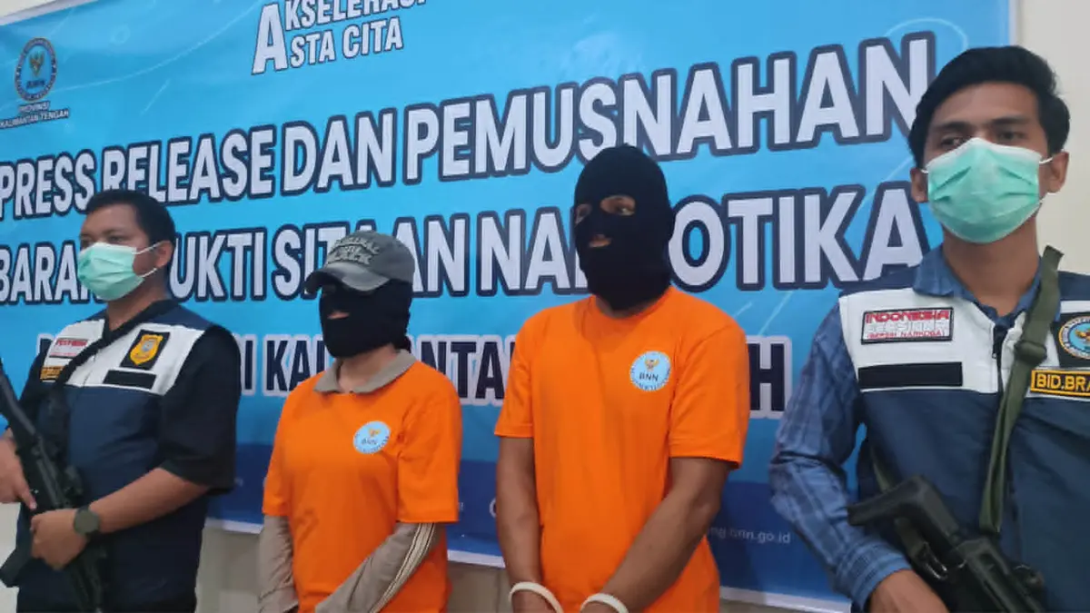 Dua pengedar sekaligus kurir sabu yang berhasil ditangkap tim BNNP Kalteng. (DODI RADAR SAMPIT)&nbsp;