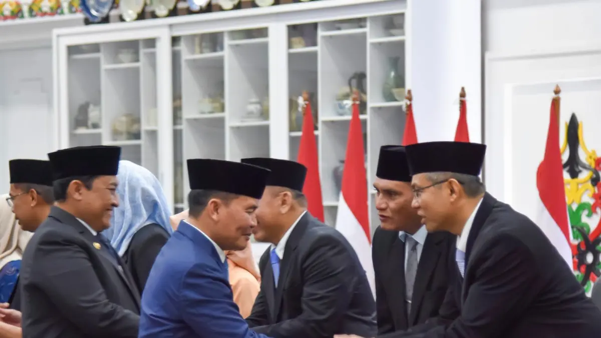 Gubernur Kalteng Agustiar Sabran dan Wagub Kalteng Edy Pratowo menyalami sejumlah pejabat Pemprov Kalteng, yang baru dilantik, Kamis (25/6).(istimewa)