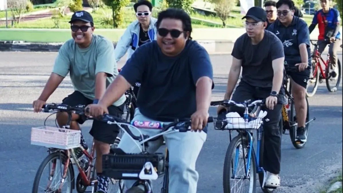 Sekelompok penggemar sepeda di Kota Sampit saat menelusuri jalur-jalur di dalam kota, baik sore maupun malam hari.(istimewa)