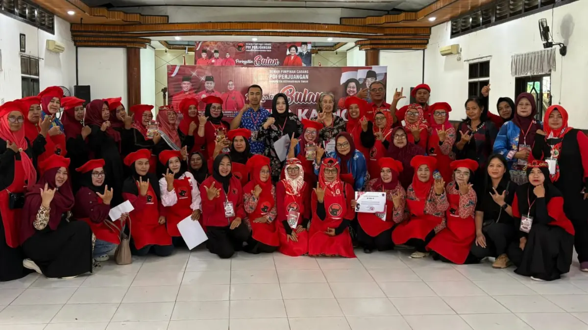 LOMBA MASAK: Foto bersama panitia, dewan juri, serta peserta Lomba Masak Khas Dayak Kalteng, Jumat (26/6).YUNI/RADAR SAMPIT&nbsp;