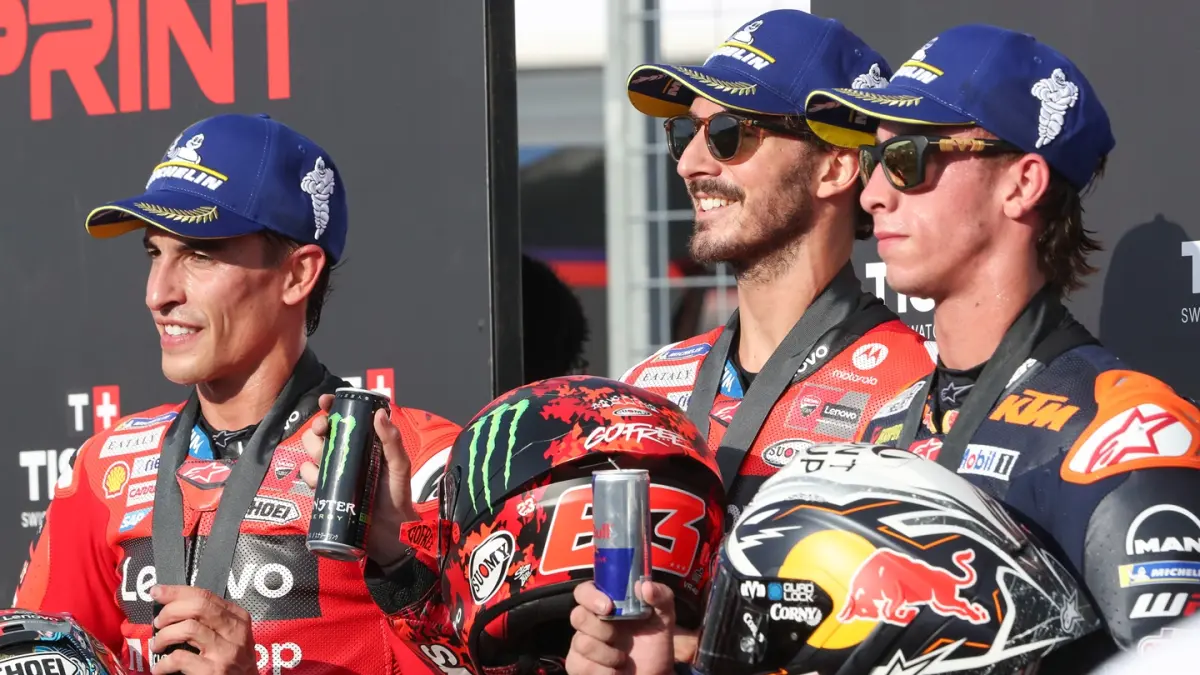 Marc Marquez, Francesco Bagnaia dan Pedro Acosta saat meraih podium. (net)