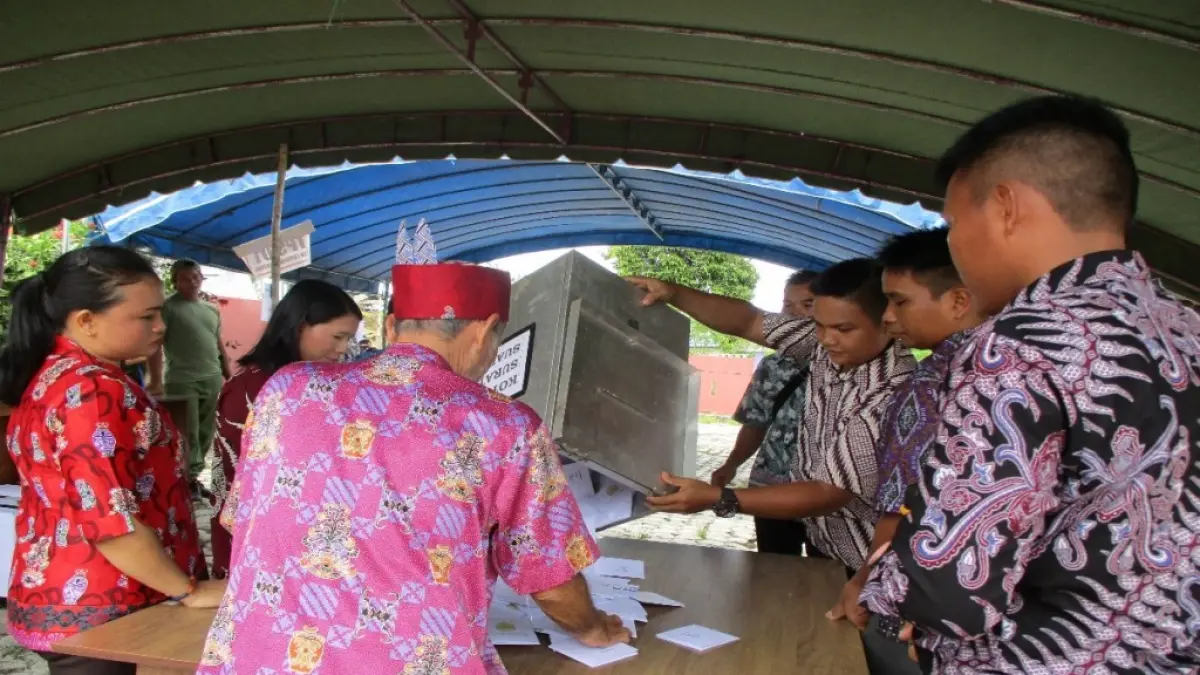 Panitia penyelenggara referendum Desa Adat Tumbang Mantuhe sedang bersiap-siap menghitung suara yang diberikan dalam referendum desa adat di Desa Tumbang Mantuhe, 30/1/2020. Foto/Dok.: Kusni Sulang, 2020
