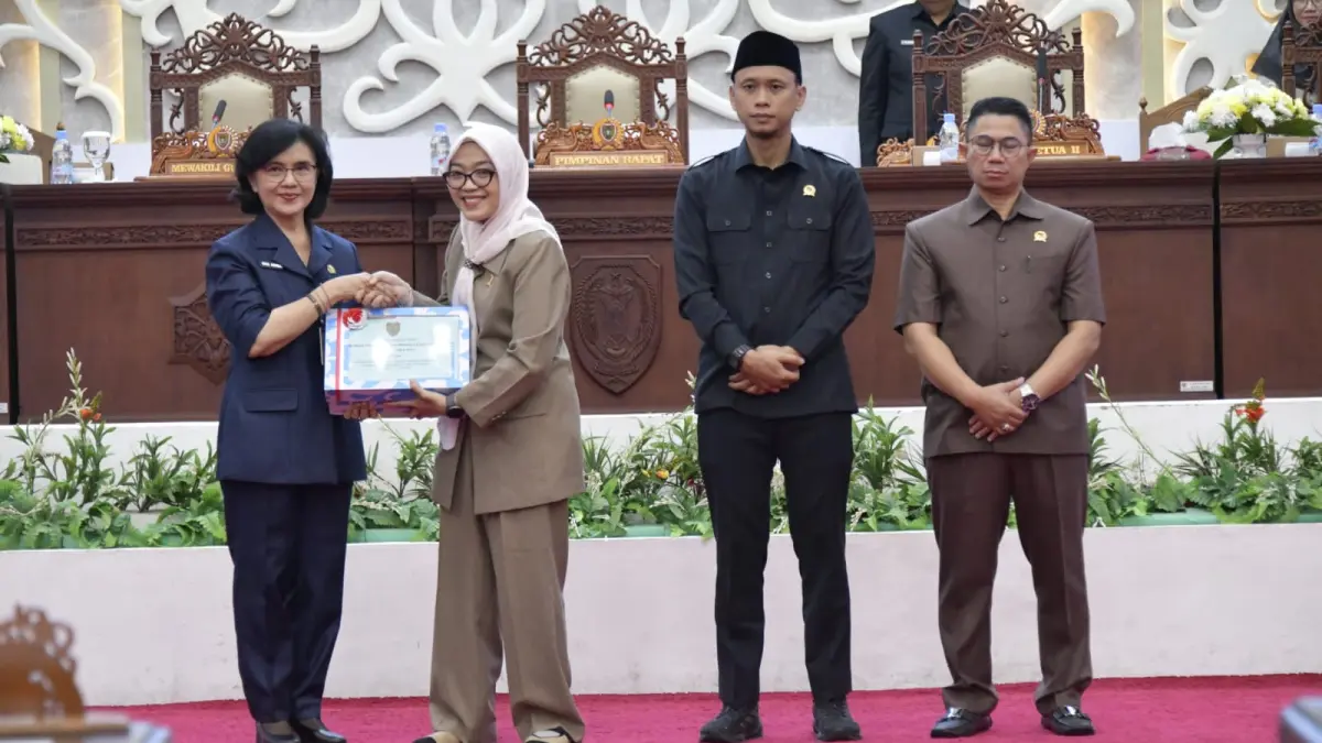 PARIPURNA: Junaidi (kanan) bersama unsur pimpinan DPRD menerima naskah Raperda Pertanggungjawaban APBD 2025. (HUMAS DPRD KALTENG)