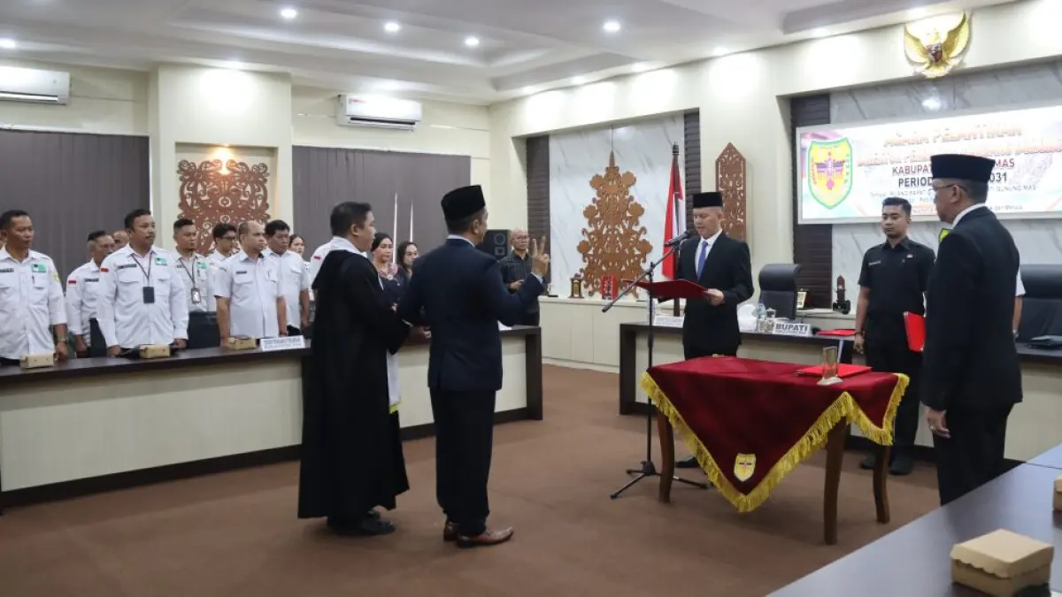PELANTIKAN : Hendra Toendan ketika dilantik sebagai Direktur Perumdam Maruang Duhung untuk kedua kalinya, Rabu (24/6). (ARHAM SAID/RADAR SAMPIT)