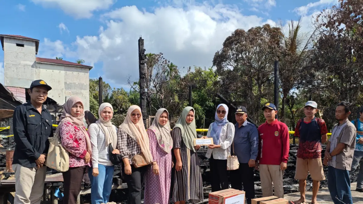 Pemkab Katingan menyalurkan bantuan kepada para korban kebakaran di Desa Kampung Melayu, Kecamatan Mendawai, Jumat (26/6/2026). Penyaluran bantuan dipimpin Camat Mendawai, Supardi.  (Yuswanto RS/Radar Sampit)