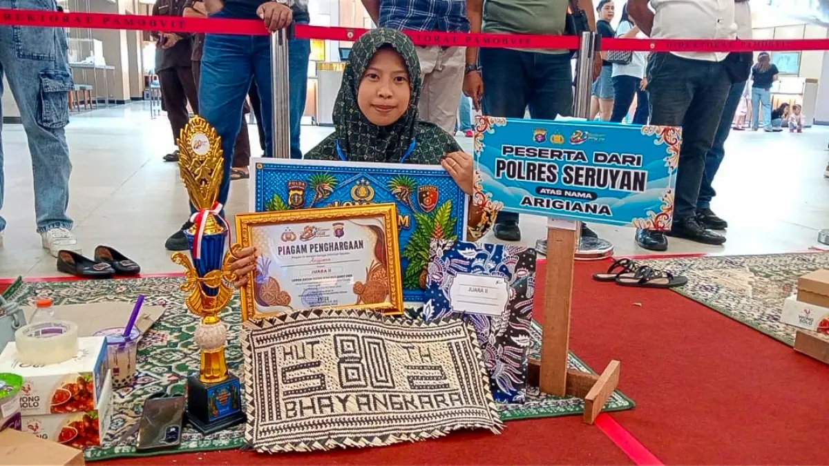 Perwakilan Polres Seruyan, Arigiana, mengaku gembira bisa&nbsp; meraih Juara II pada lomba menjawet uwei tingkat Polda Kalteng. (rifani/radar sampit) 