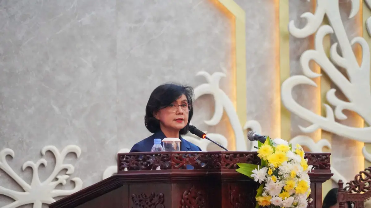 PIDATO PENGANTAR: Sekda Kalteng, Linae Victoria Aden membacakan pidato mengantar gubernur tentang pertanggungjawaban APBD 2025. (MMC KALTENG)