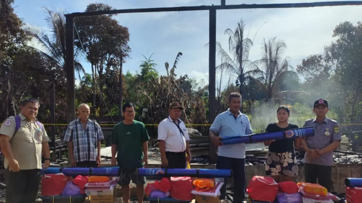 Suasana penyerahan bantuan logistik kepada para korban kebakaran, di Desa Sandung Tambun, Selasa (23/6). (BPBD GUNUNG MAS FOR RADAR SAMPIT)&nbsp;