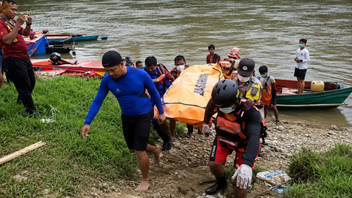 – Tim SAR Gabungan bersama masyarakat menemukan Kiki Jakaria (26), korban tenggelam akibat perahu kelotok karam di Sungai Batang Kawa, Desa Karang Mas, Kecamatan Batang Kawa, Kabupaten Lamandau, Kamis (25/6). 