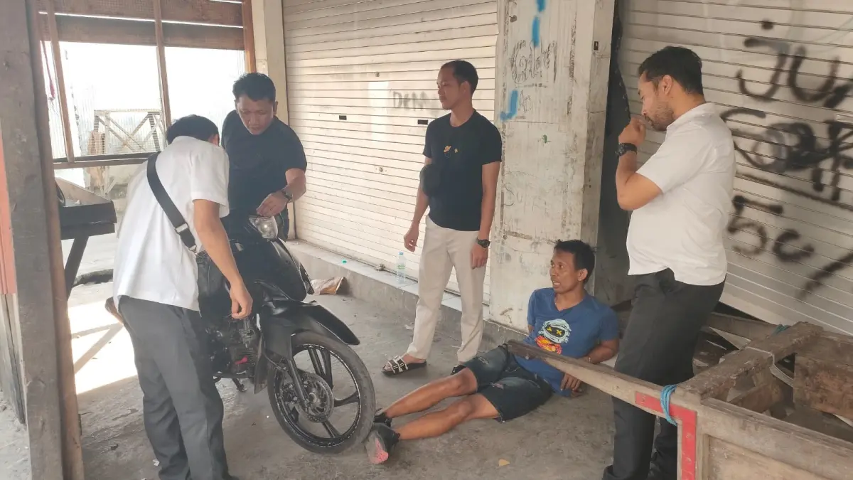 Tim Unit Reskrim Polsek Ketapang saat meringkus terduga pelaku curanmor ketika berada di kawasan eks Bioskop Golden, Sampit, Kamis (25/6).(istimewa/Polsek Ketapang)