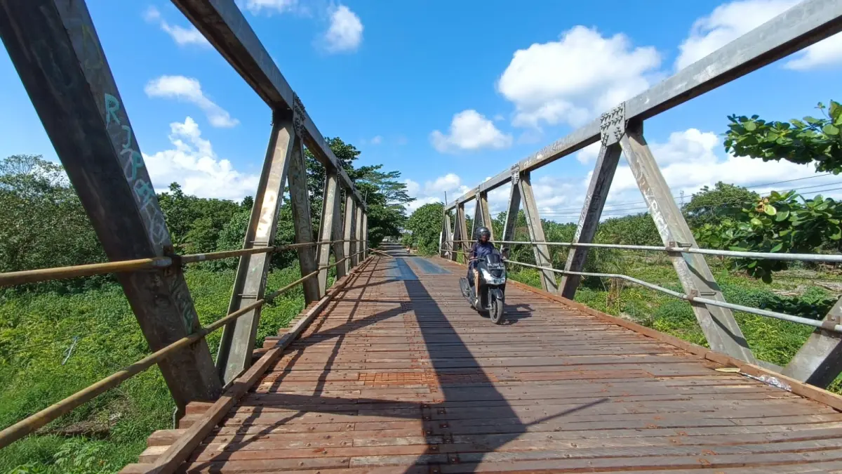 Jembatan di Jalan Kapten Mulyono Sampit tampak sudah dilewati, namun disisi lain pemasangan plat besi belum rampung seluruhnya, Jumat (26/6).(Usay Nor Rahmad/Radar Sampit)&nbsp;