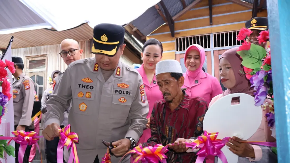 Kapolres Kobar AKBP Theodorus Priyo Santosa memotong pita di rumah bantuan bedah rumah untuk warga di Gang Walut, RT 16, Kelurahan Baru, Jumat (26/6).(istimewa)