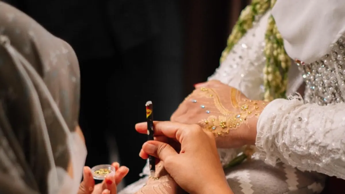 Proses Pemasangan Henna oleh Seniman Henna (Henna Artist) (Ruri Martilah)