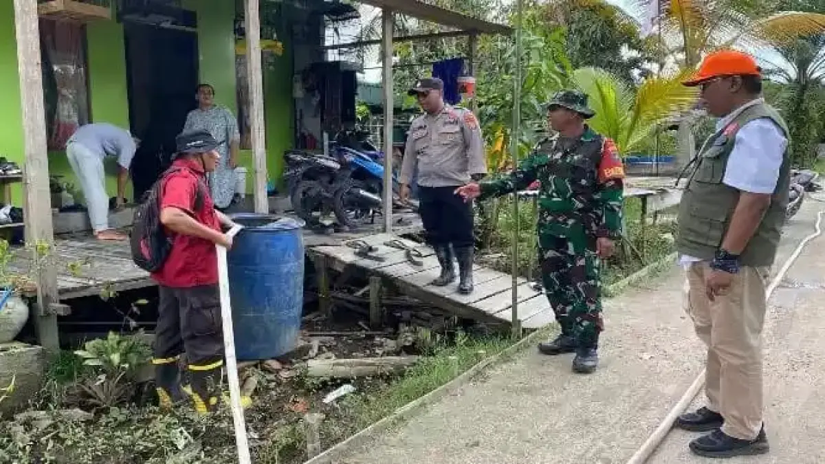 BPBD Kotim saat menyalurkan air bersih di wilayah selatan Kabupaten Kotim, beberapa waktu lalu.  (BPBD Kotim/Radar Sampit)