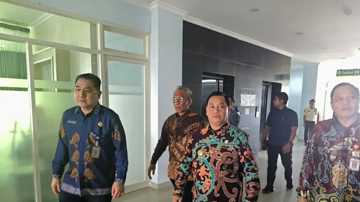 Bupati Kotim, Halikinnor saat meninjau RSUD dr Murjani Sampit, belum lama ini.  (Akbar/Radar Sampit)