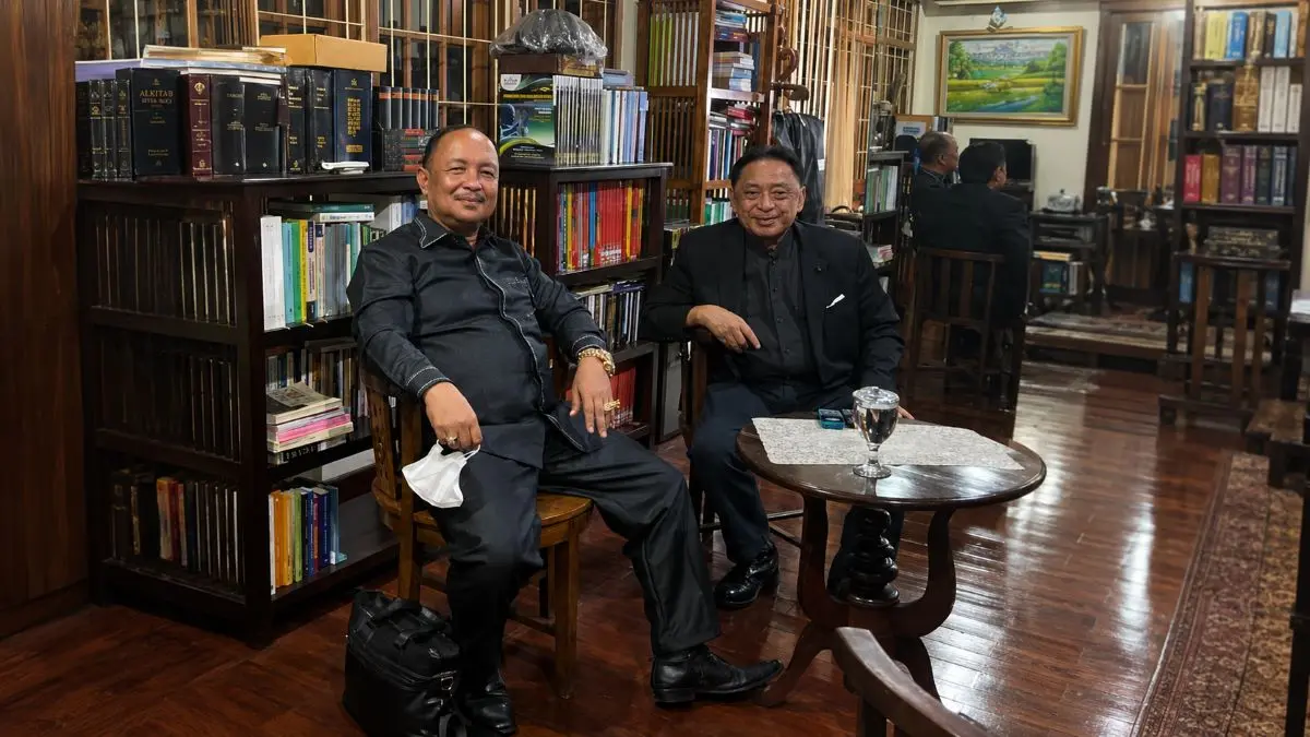 DUDUK BERSAMA: Prediden PERMADIN DR. Mahdianur, S.H., M.H., CIL., CLA., CPL., ACIArb., CMC., CPM., CPCLE., CPA., CICL., (kiri) bersama Dewan Kehormatan PERMADIN Pusat Prof. DR. DR.DR. Hendy Herijanto, S.H., M.H., (kanan). FOTO: IST/RADAR SAMPIT