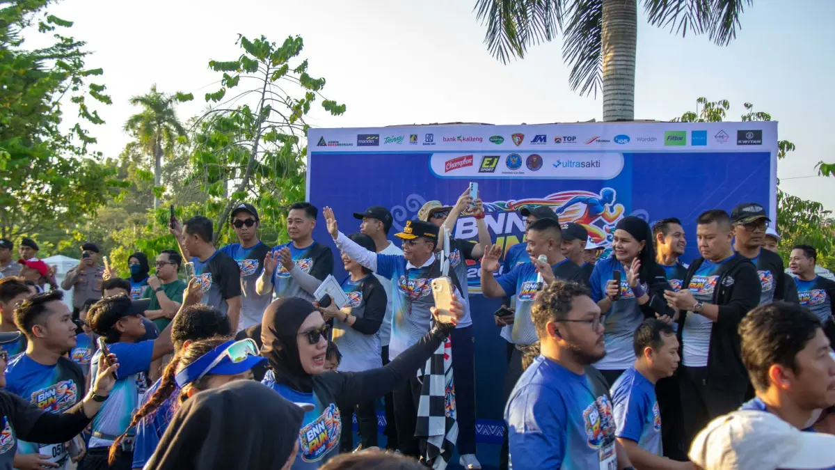 Gubernur Kalteng Agustiar Sabran bersama Kepala BNNP Kalimantan Tengah Brigjen Pol Mada Roostanto, usai melepas ribuan peserta BNN Run 2026.(dodi/radarsampit)